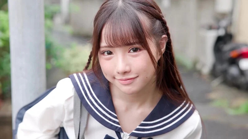 魅力的なコスプレとさきさんの人柄が光る作品です。セーラー服やブルマ、競泳水着、猫耳メイドなど多彩なコスプレで楽しませてくれます。モデルのさきさんはもともと十分可愛らしいのですが中でも頬を赤らめた競泳水着の姿は特に魅力的です。冒頭のセーラー服でのインタビューでは落ち着いた語り口やこだわりのある趣味からさきさんの人柄が感じられます。ネイルアートも可愛く撮影に向けてお洒落を楽しんでいる様子が伝わってきます。アイドル級の可愛さを持ちながらも表情豊かな演技で作品を盛り上げてくれます。